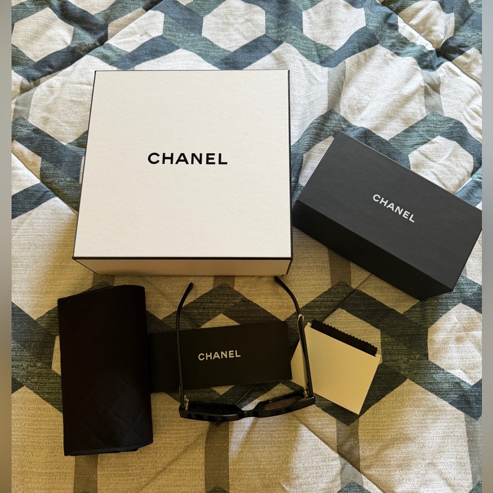 Chanel RECTANGLE SUNGLASSES - Picture 9 of 9
